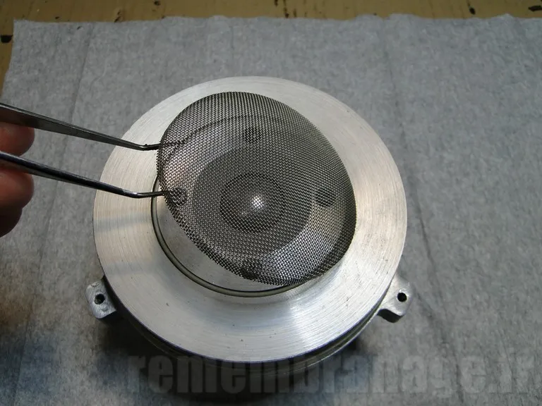 Grille protegeant le dôme d'un tweeter JBL 044