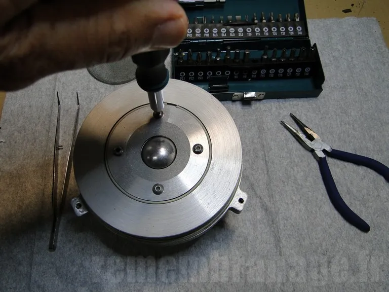 Devisser le capot du tweeter JBL 044