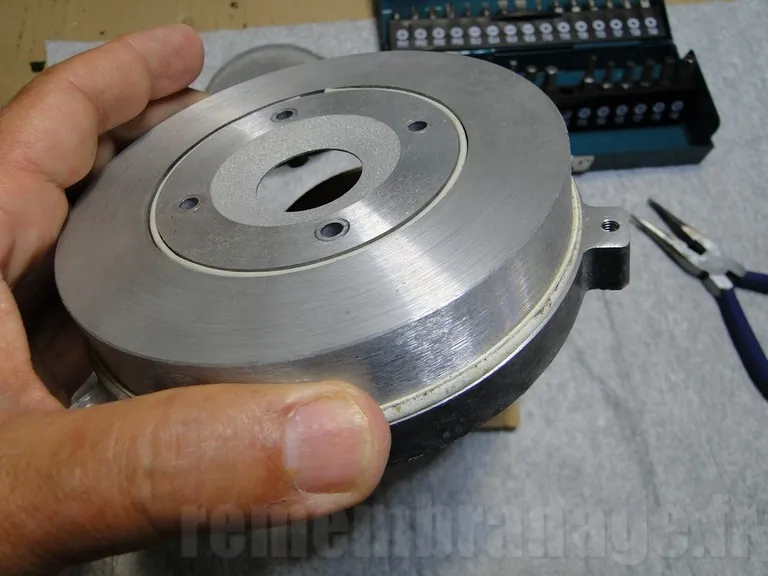 enlever le capot du tweeter JBL 044