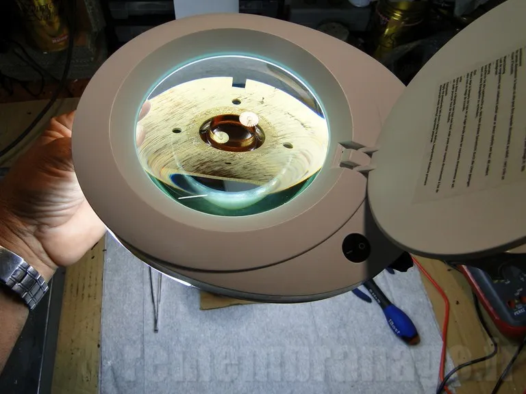 Bobine du tweeter JBL 044 éxaminé à la loupe