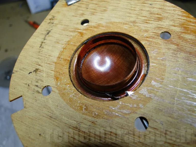 Les fils de la bobine passent sous le diaphragme du tweeter JBL 044