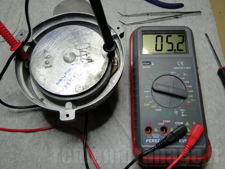 La nouvelle bobine est soudée sur le tweeter JBL 044 La résistance en courant continue est valide pour un tweeter de 8 ohms